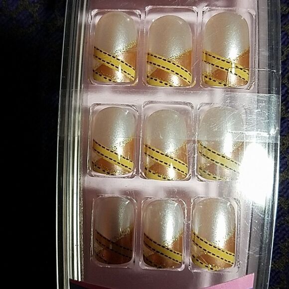 Broadway Bronze Cream Nails  Fashion Glue-On Nail Kit - Picture 2 of 2